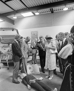 882665 Afbeelding van koningin Beatrix en prins Claus tijdens hun werkbezoek aan de stad, o.a. in gezelschap van ...